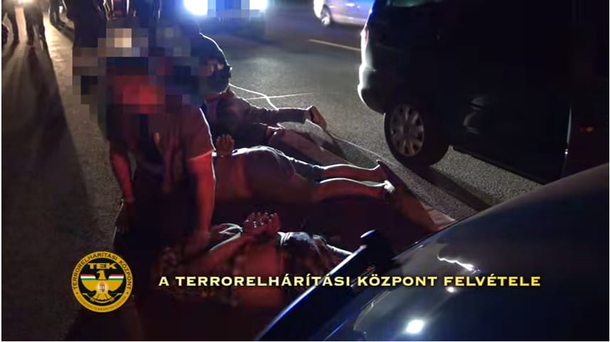 21 menekültet zsúfoltak be egy kisteherautóba az M5-ösön – videó