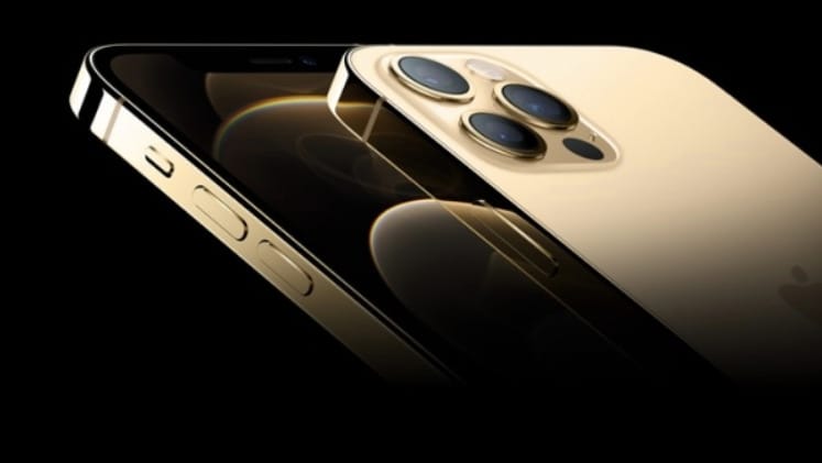Az Apple lecseréli az iPhone-ok képernyőjét – és jó eséllyel mindenki más megy majd utána
