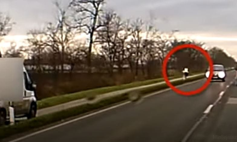 Legalább 80 km/h-val hajtott egy furgonos a bicikliúton - videó