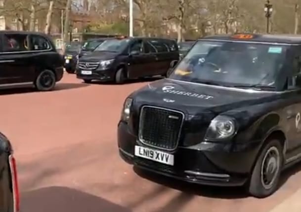 A londoni taxisok sorban állva, autójukat kidíszítve búcsúznak Fülöp hercegtől