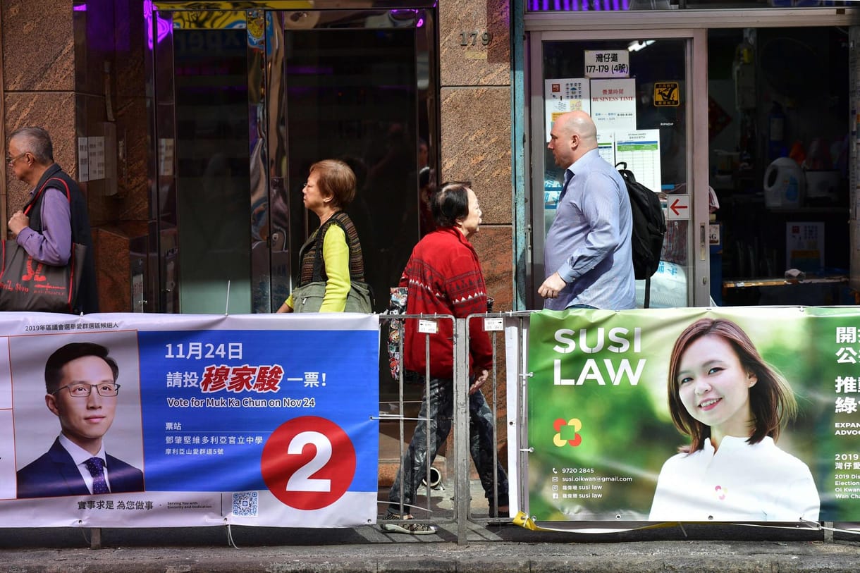 Átütő ellenzéki siker ad reményt a demokráciapártiaknak Hongkongban