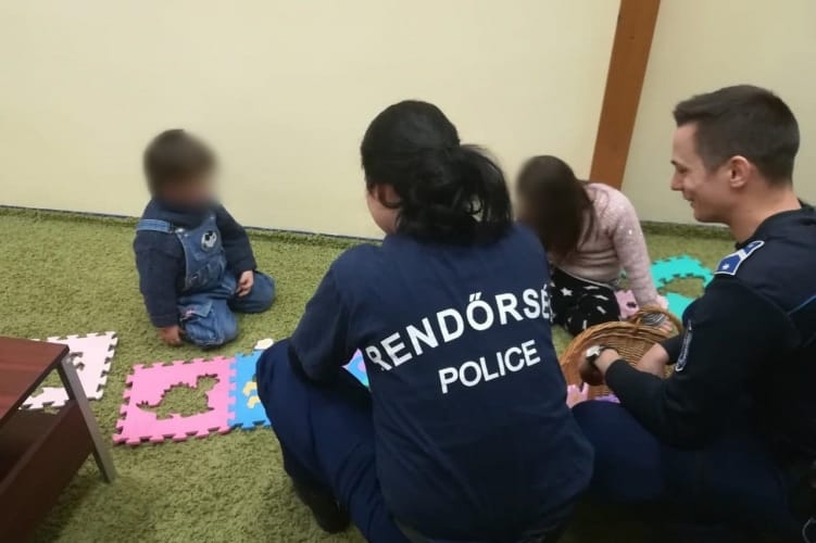 Elveszett kisfiút és kislányt találtak a rendőrök szilveszterkor a Vörösmarty téren