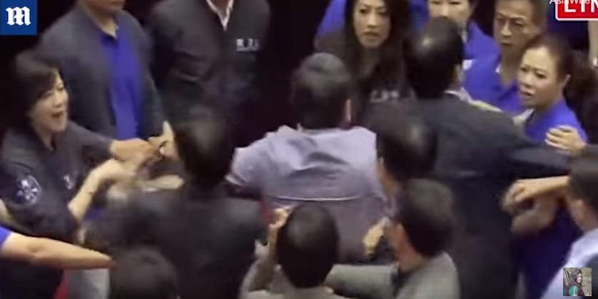 Videó: Verekedtek a tajvani parlamentben, nők kezdték a bunyót