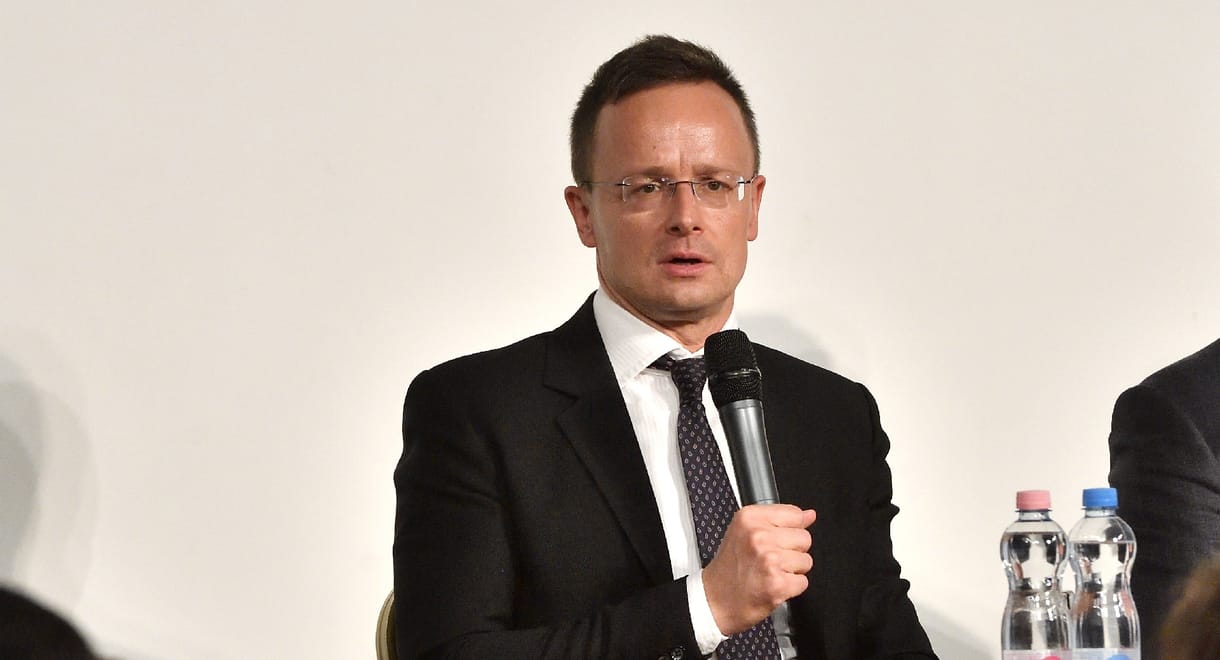 Szijjártó megerősítette, Magyarország nem engedte az ukrán külügyminisztert a NATO tárgyalóasztalához