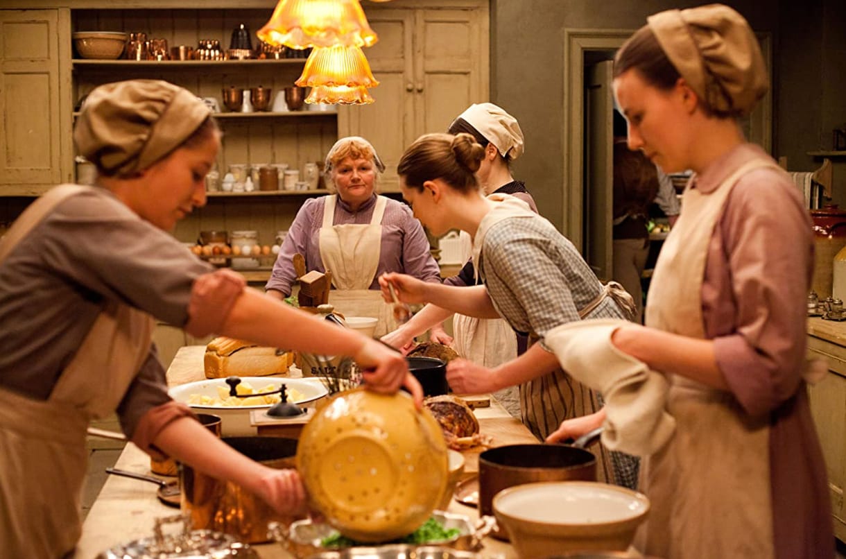 Óriási a felfordulás a Downton Abbey kastélyában – kijött a film hosszú előzetese