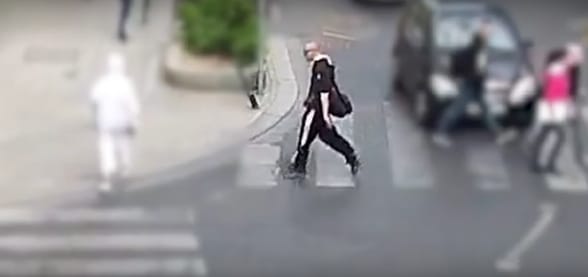 Szó nélkül leütöttek egy járókelőt a Király utcában - videó van a támadásról