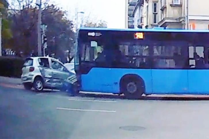 Videón, ahogy a busz elé hajt egy kis Toyota Pesterzsébeten