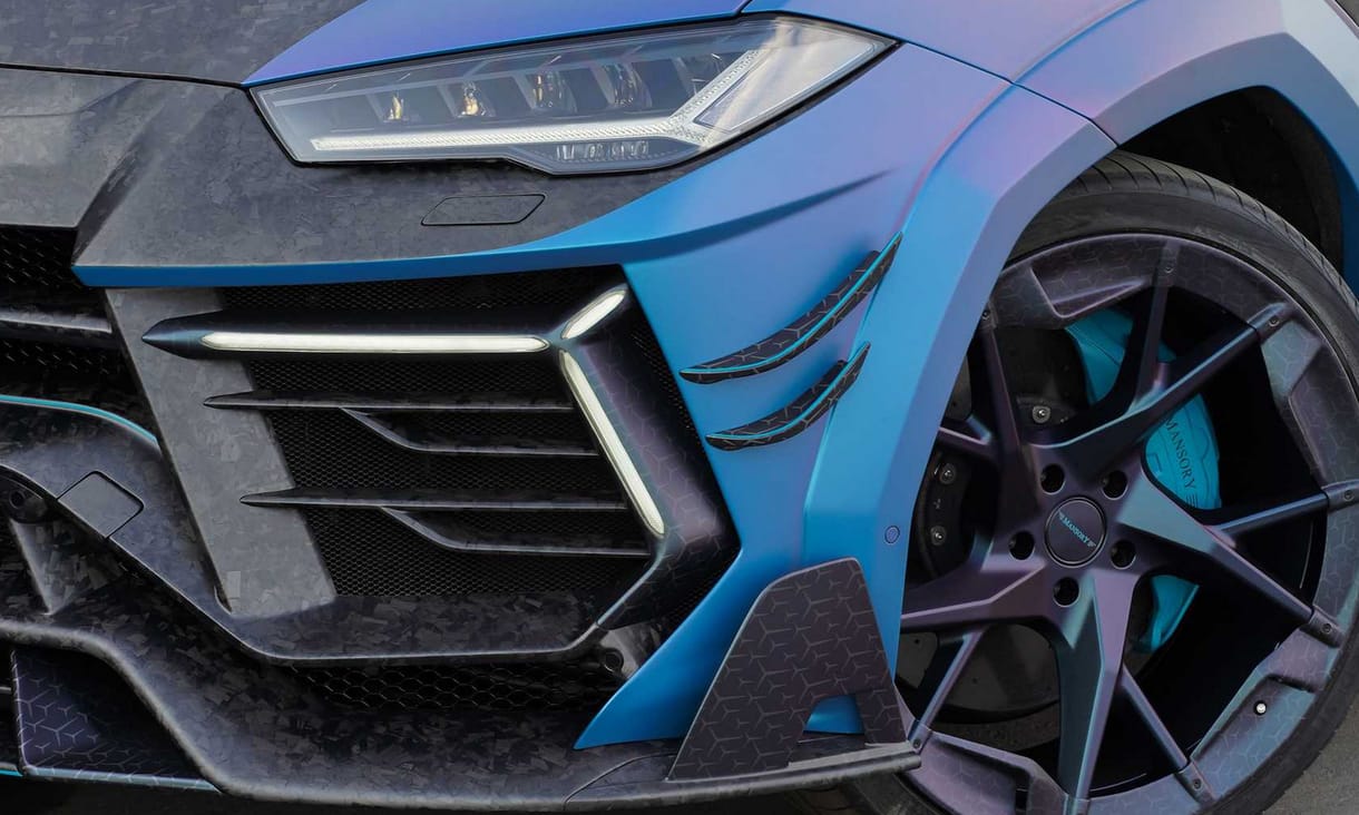 2 ajtóval kevesebb: 900 lóerős új Lamborghini kupé SUV érkezett