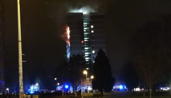 Toronyház lángolt Belfastban