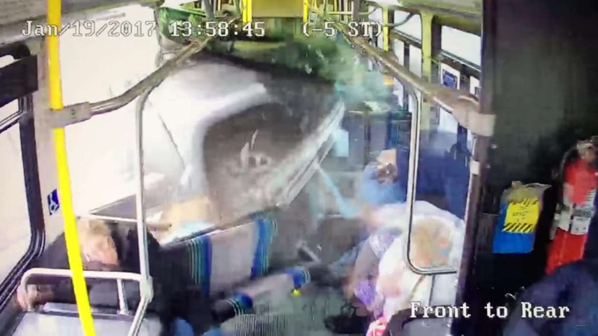 Elképesztő videó, oldalról száll bele az autó a buszba