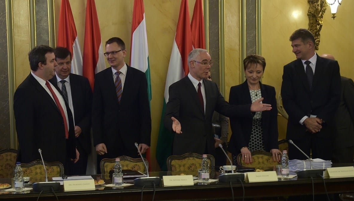 Becsaptak több mint ezer idős tanárt
