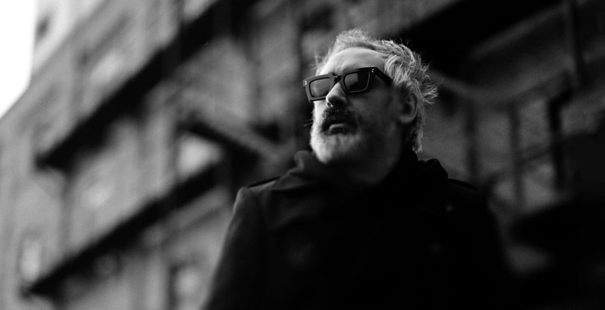 A krúdys, szindbádos nosztalgiától természetfeletti lényekig kalauzol a Jazzékiel énekesének új lemeze