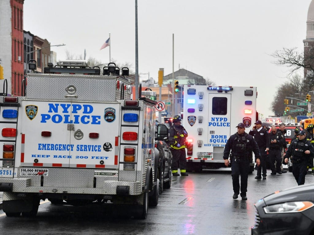 Macsetével támadt egy férfi a rendőrökre New Yorkban, hármat megsebesített, őt vállon lőtték
