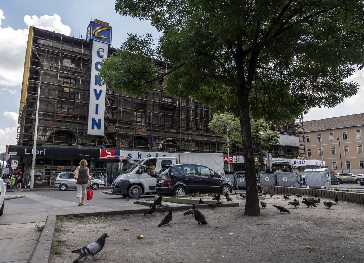 Lecsupaszították a Blaha Lujza tér felújítását, de így is csúszhat a megvalósítás