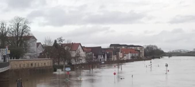 Egyes helyeken már a lakosságot is ki kellett költöztetni a német áradások miatt