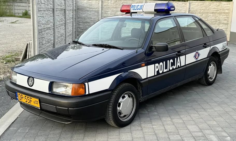 Kék villogós malacorrú: régi VW Passat rendőrautó vár új gazdára