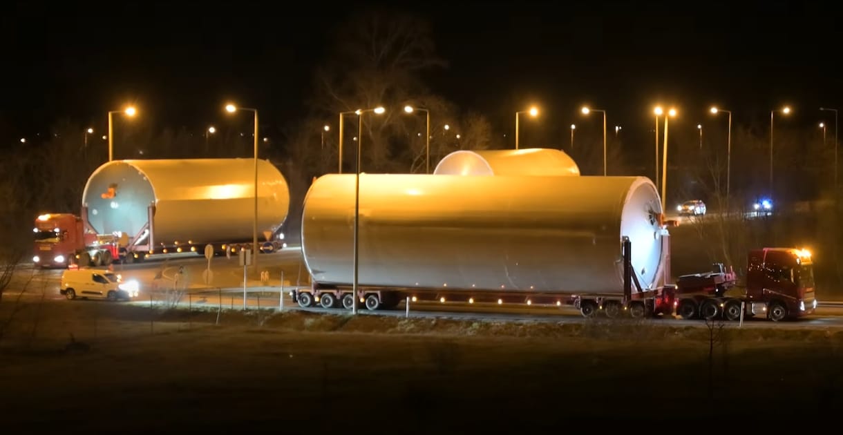 Videó: Óriástartályokat szállítottak a lezárt M8-as autópályán