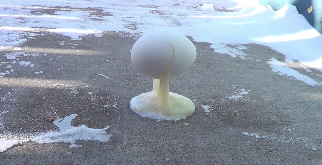 Videó: Megcsinálták a nyári tojásos trükk téli verzióját, -32 Celsius-fokos hidegben