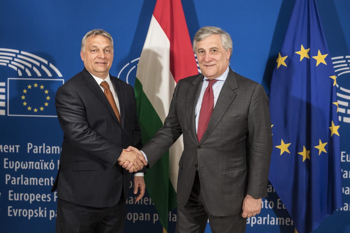 A Fidesz beférne a nagy jobboldali EP-szövetségbe, a német AfD már nem a Forza Italia elnöke szerint