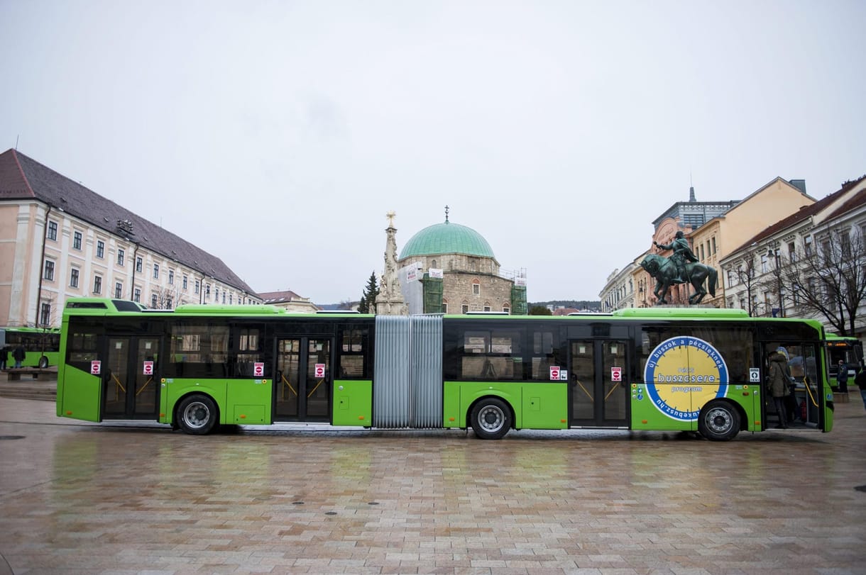 Elgurult menet közben egy helyi busz kereke Pécsen