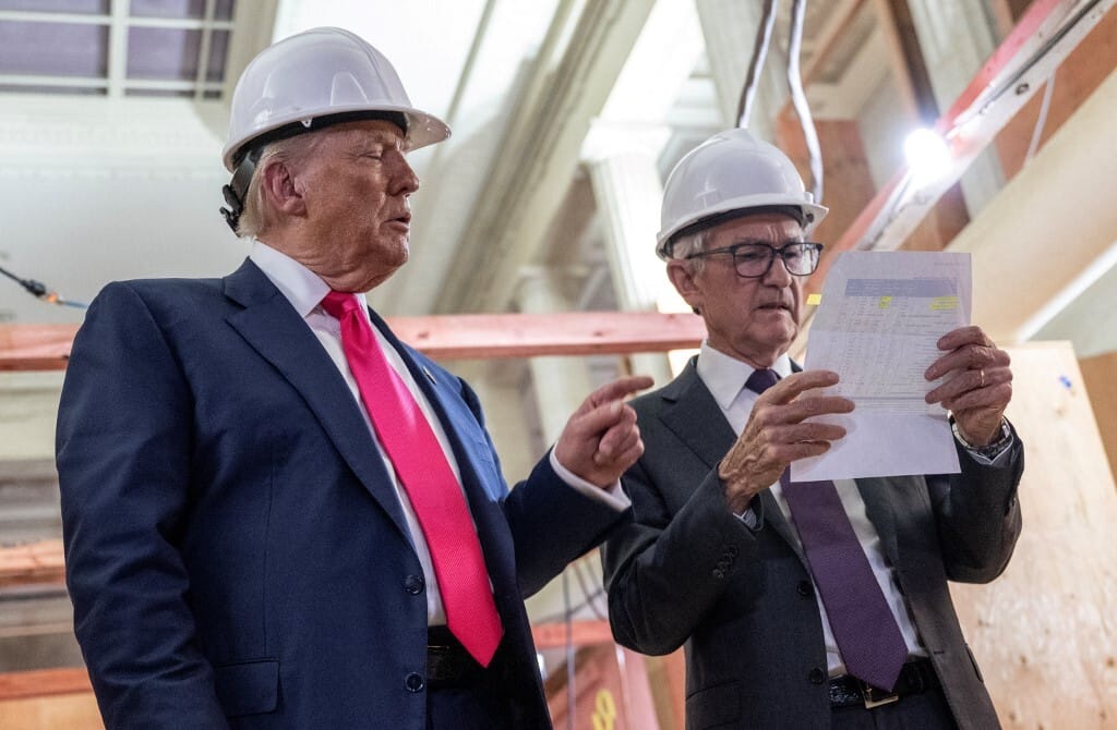 Trump kamerák előtt kötött bele a Fed elnökébe
