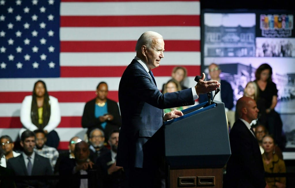 Első hivatalban lévő amerikai elnökként emlékezett Joe Biden a tulsai mészárlás helyszínén