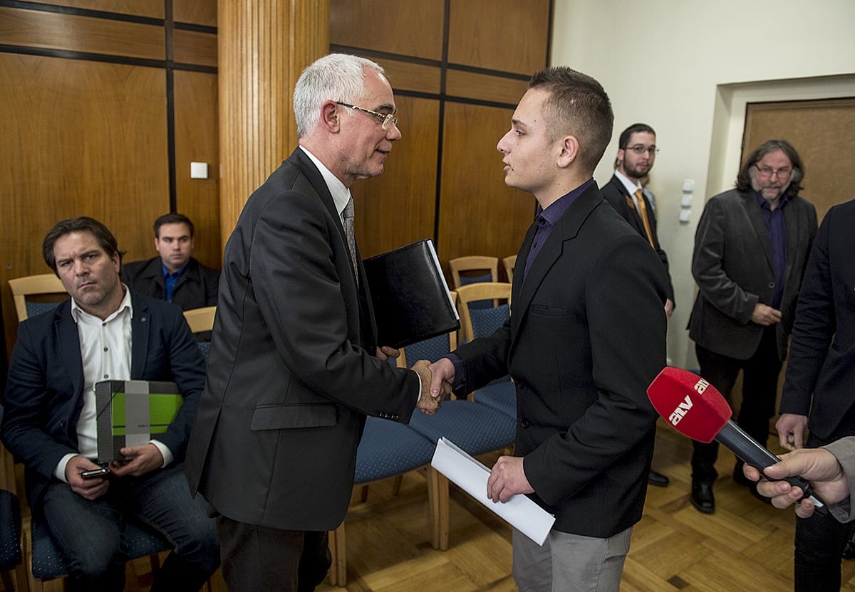 Balog új tankönyvkiadókat ígért az őt letámadó diáknak