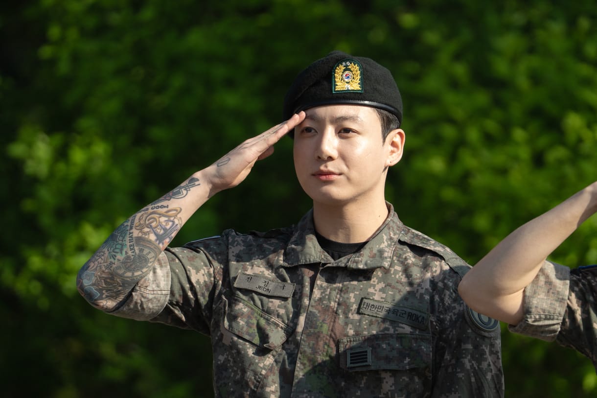 Leszereltek a legnépszerűbb K-pop-együttes tagjai, rögtön meg is próbáltak betörni egyikükhöz
