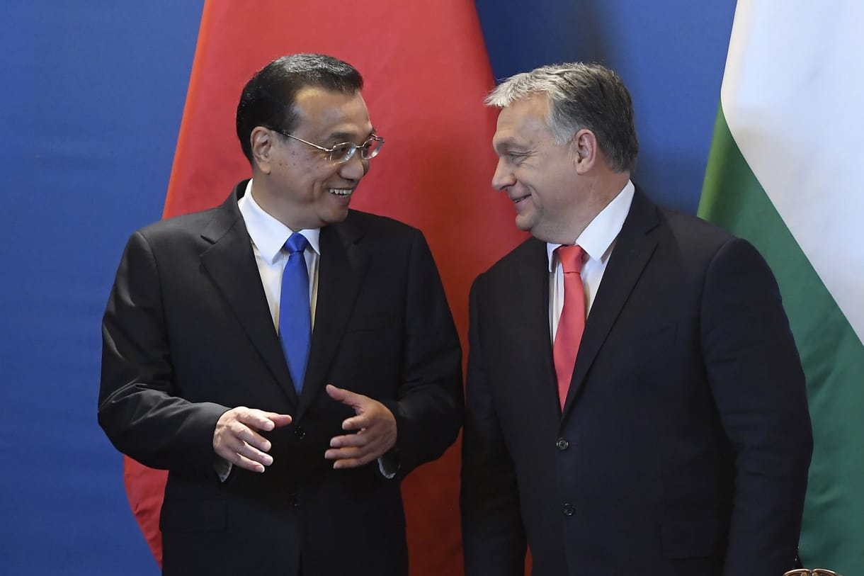 Orbán a kínaiak nyakába borult, miközben az EU mérsékelné az olcsó kínai áruk áradatát