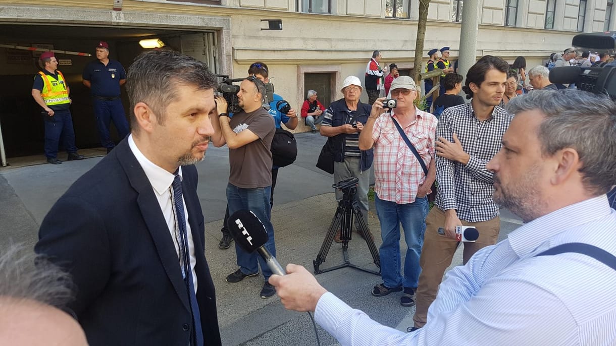 Hadházy még nem tudja, mikor teszi le a képviselői esküjét