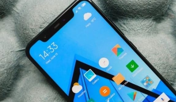 Jobbnak tűnik sok jelenlegi csúcstelefonnál: jön a Xiaomi olcsó nagyágyúja