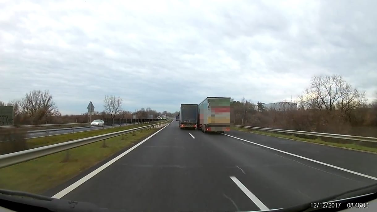 Videó: Durva bosszúállásnak tűnik, ami két kamionos közt ment az M7-esen