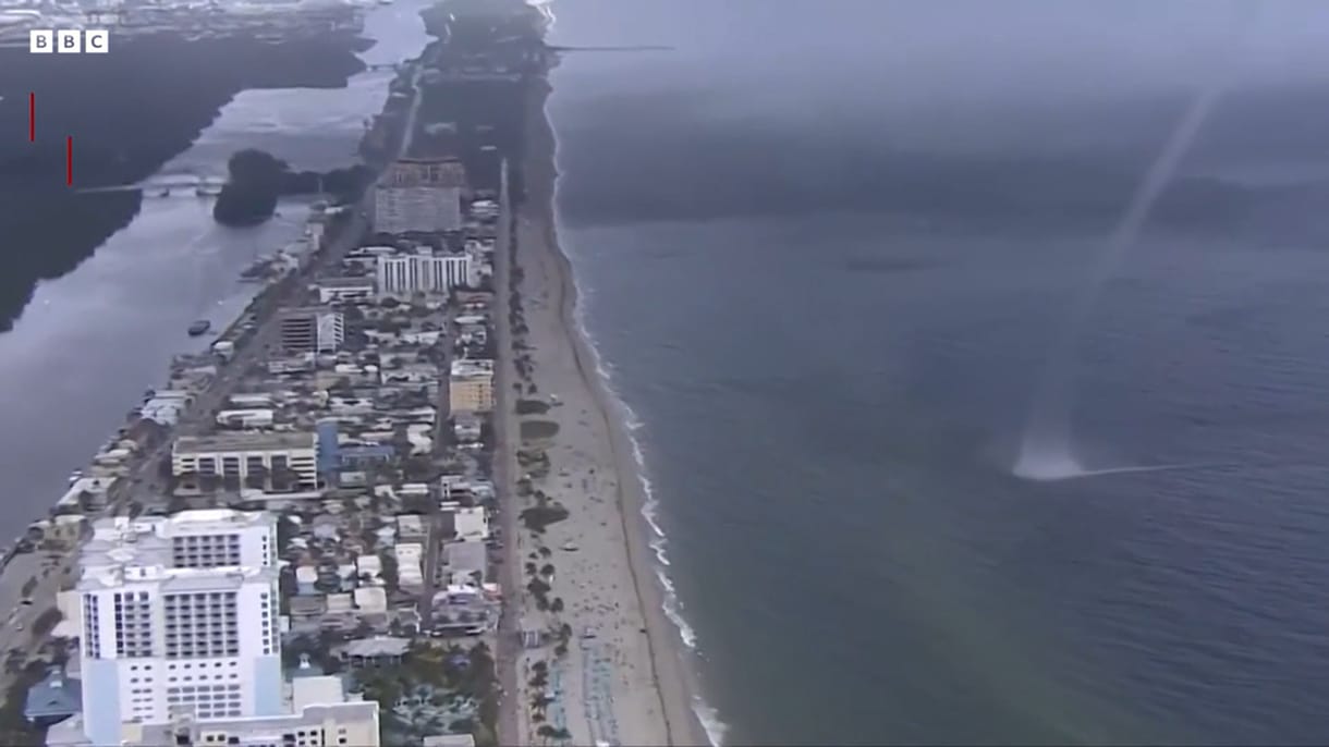 Videó: Víztölcsér csapott le egy emberekkel teli strandra Miamiban