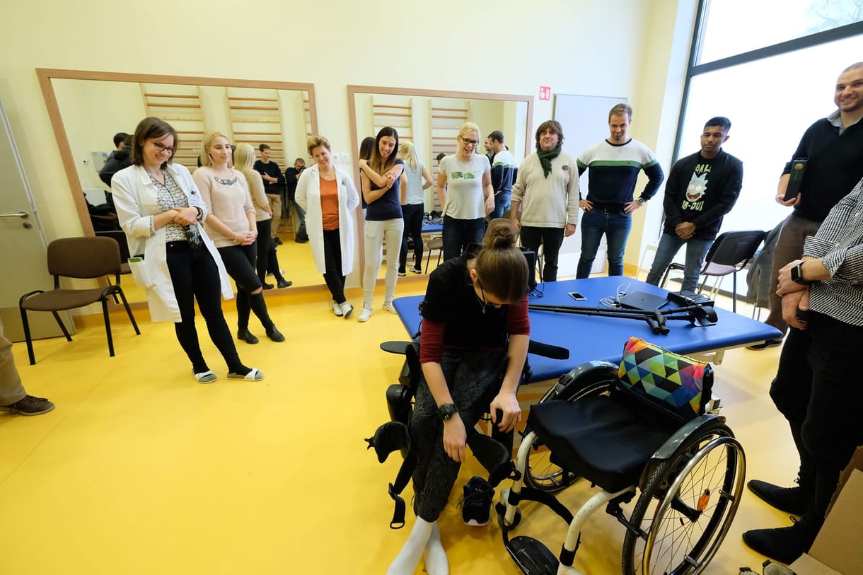 Csúcstechnológiás eszközökkel állítják lábra a mozgáskorlátozottakat Pécsen