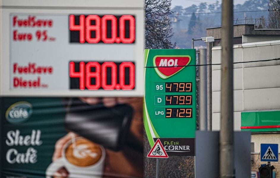 Áthidaló hitelt és adóelengedést kapnak az árstop miatt nehéz helyzetbe került kisbenzinkutak