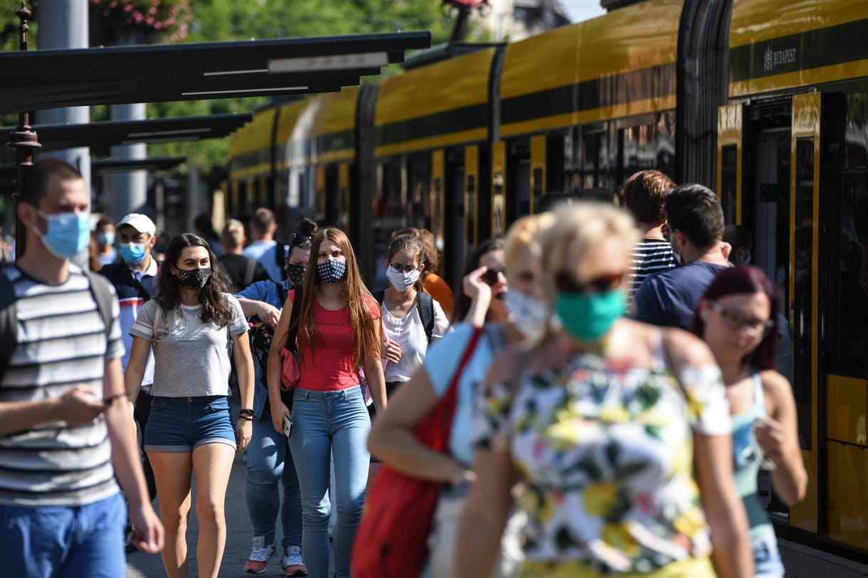 Orbán a halottak számát figyeli, ám a nemzeti konzultáció számaival még adós