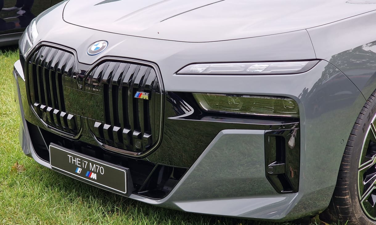 660 lóerő 66 millió forintért: beültünk a BMW legerősebb villanyautójába, az i7 M70-be