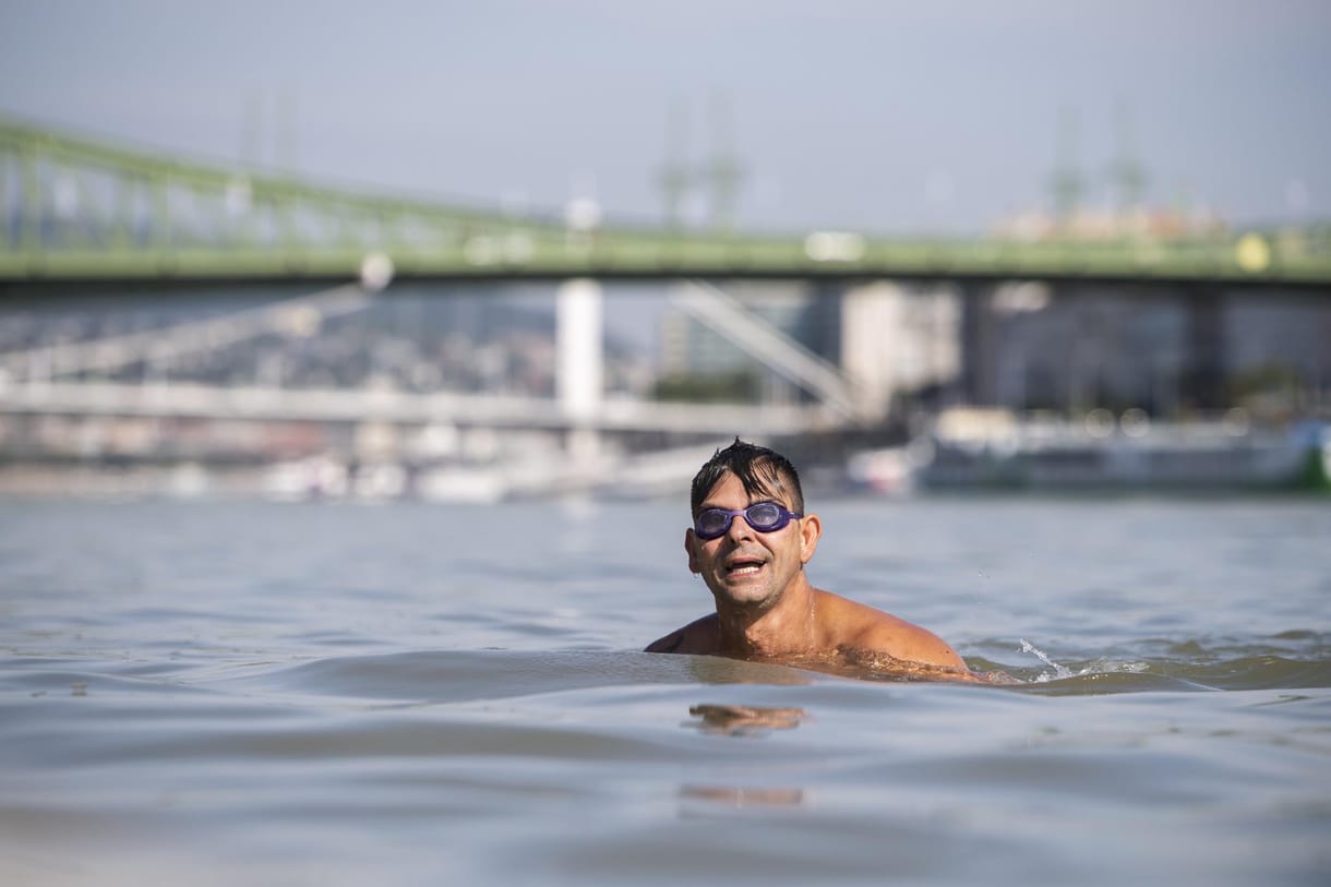 Több százan úszták át a Dunát a budapesti belvárosnál - fotó