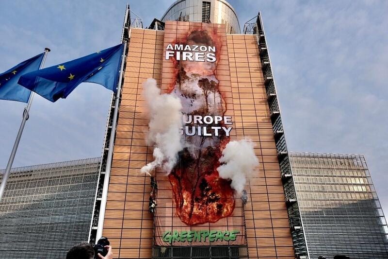 Környezetvédők jelképesen felgyújtották az Európai Bizottság székházát