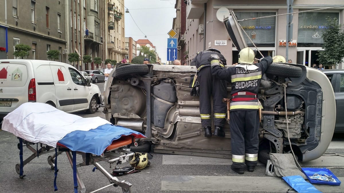 Fotók: tűzoltók vágtak ki egy embert az Újlipótvárosban felborult autóból