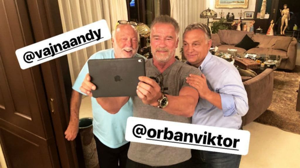 Orbán Schwarzeneggerrel és Andy Vajnával bulizott