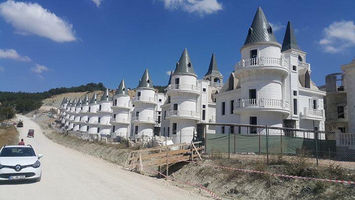 Befuccsolt a Disneylandre hajazó giccses villapark, de a szájkosár miatt hallgat a török sajtó