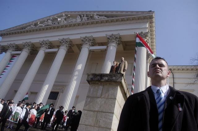 A Nemzeti Múzeum előtt tüntetnek a fegyveres múzeumi őrök 