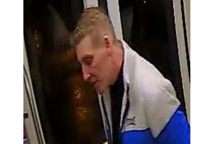 Villamoson garázdálkodó férfit keres a rendőrség