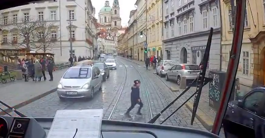Villamossal keresték egy kissrác elveszett szüleit – videó