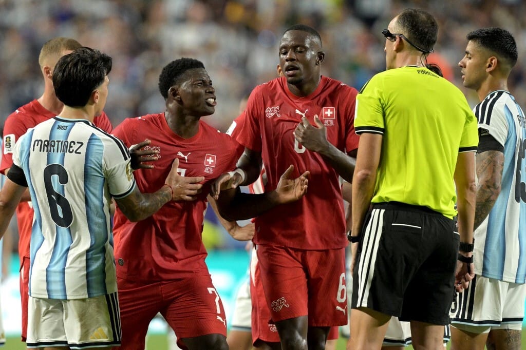 A FIFA új szabálya okozta a svájciak vesztét: Embolót nem állították volna ki, ha az argentinok nem kapnak sárga lapot