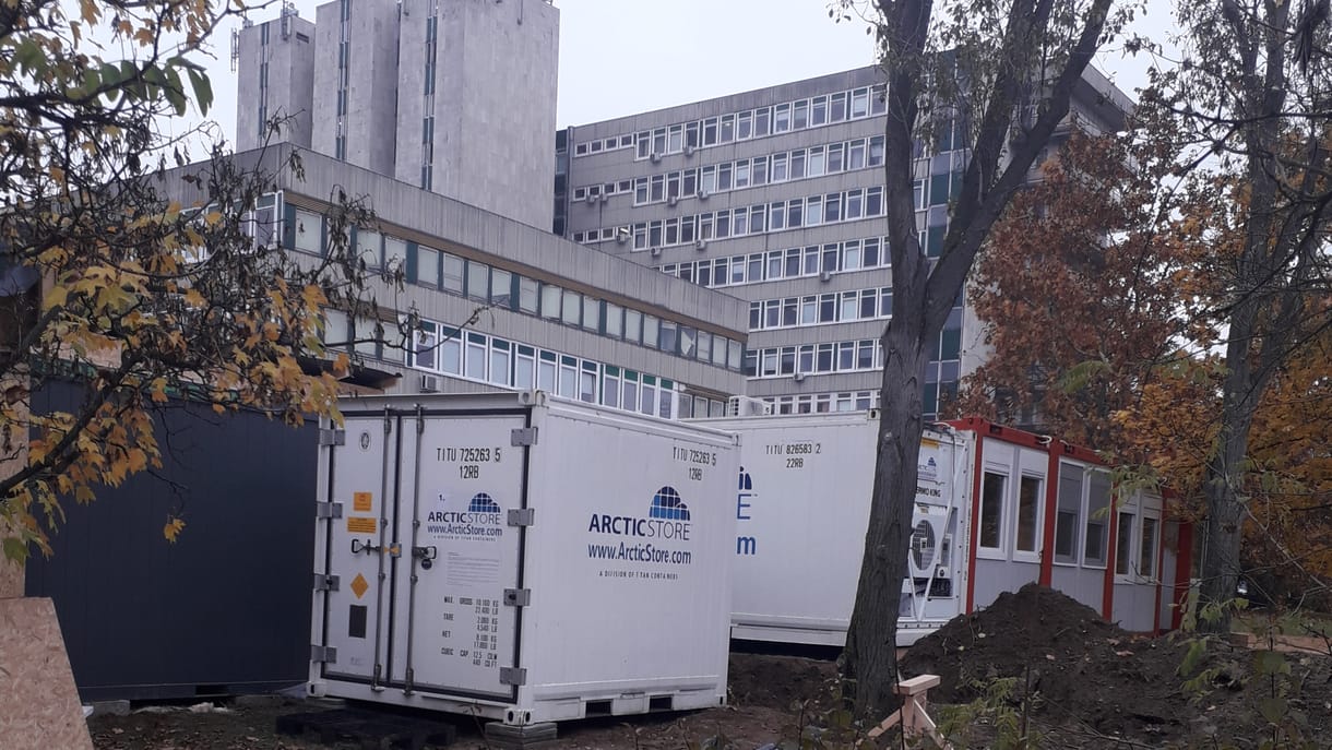 Nem konténer-hullaház, hanem egy óriási koronavírus-tesztelő központ épül a Jahn Ferenc kórház udvarán