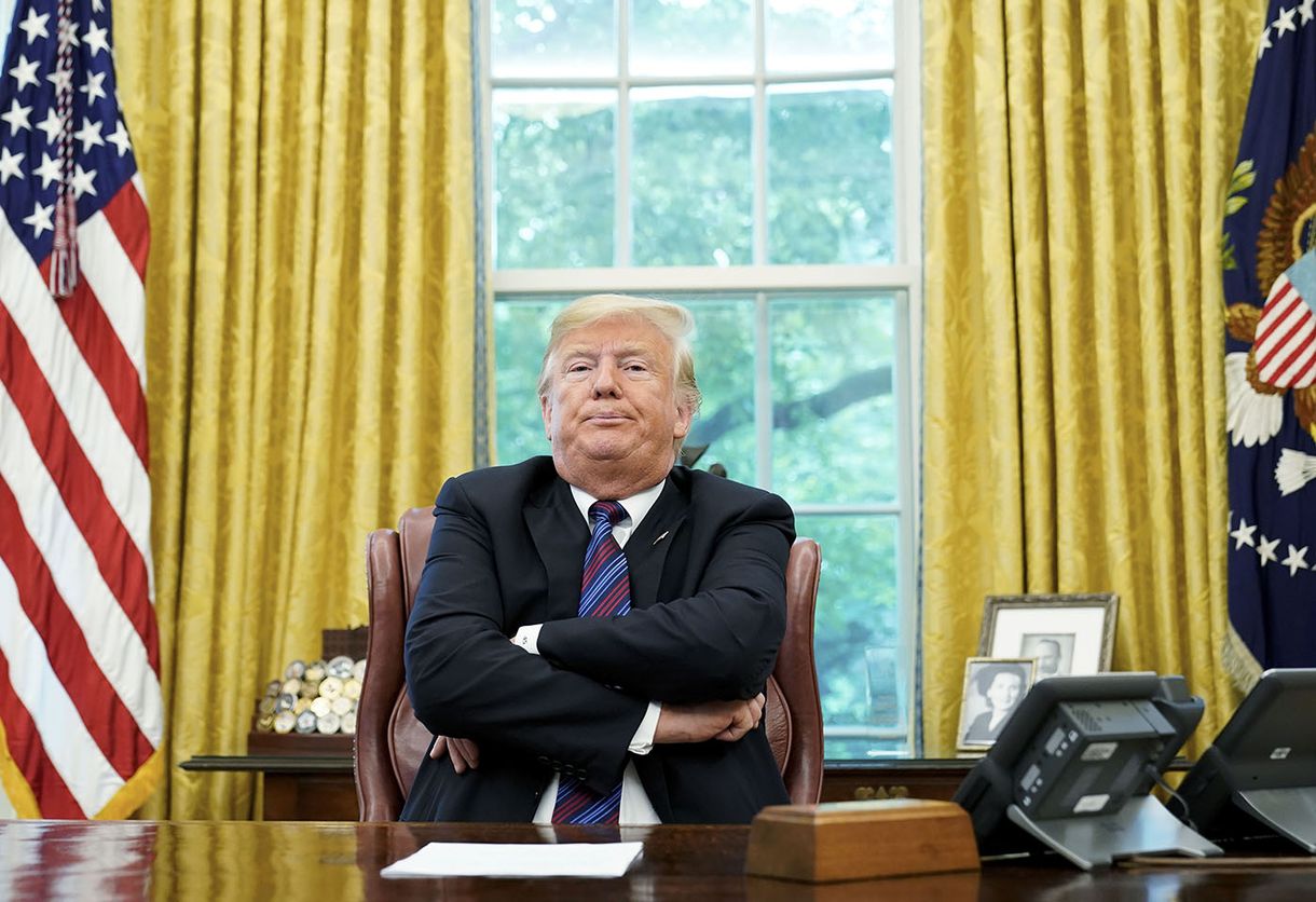 Megint Trumpon röhögnek a netezők, most egy esernyőjelenet miatt