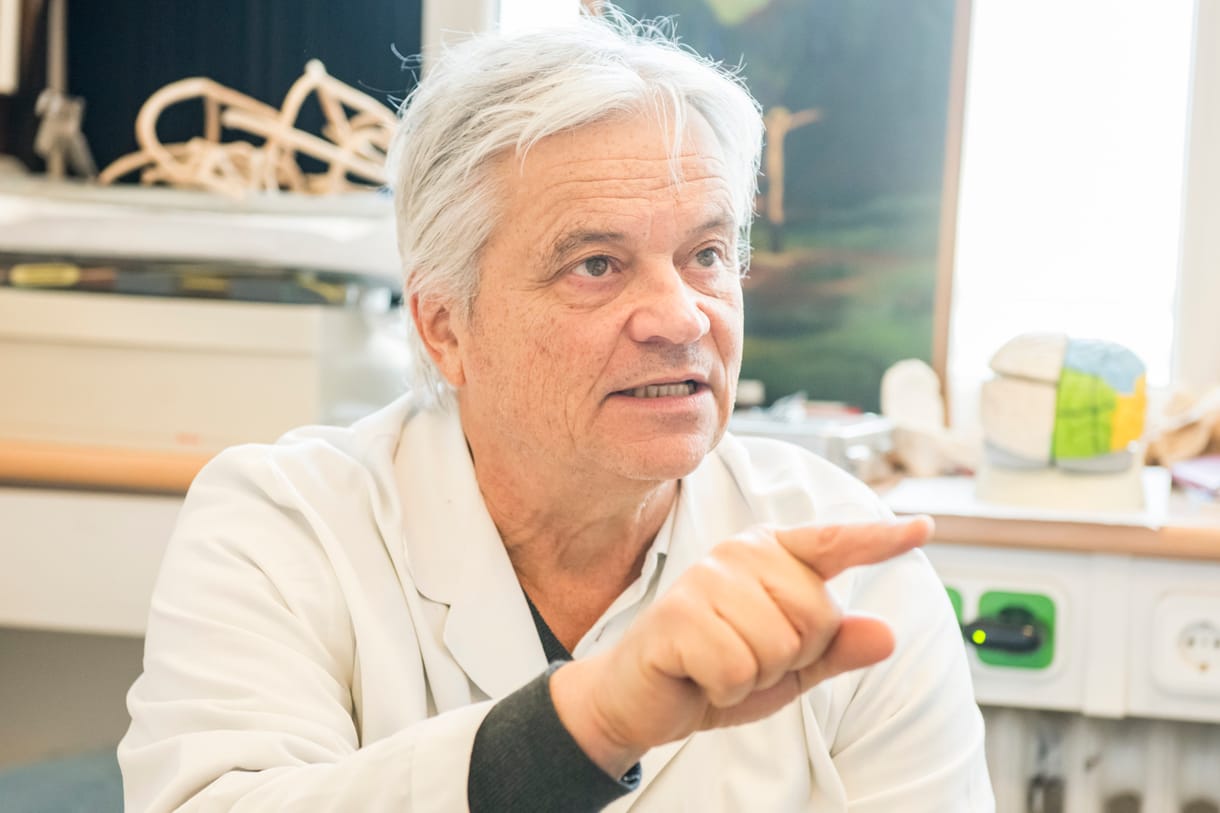 Életmentő műtétre készül Csókay doktor: a sziámi ikrek egyikét kell újra operálnia