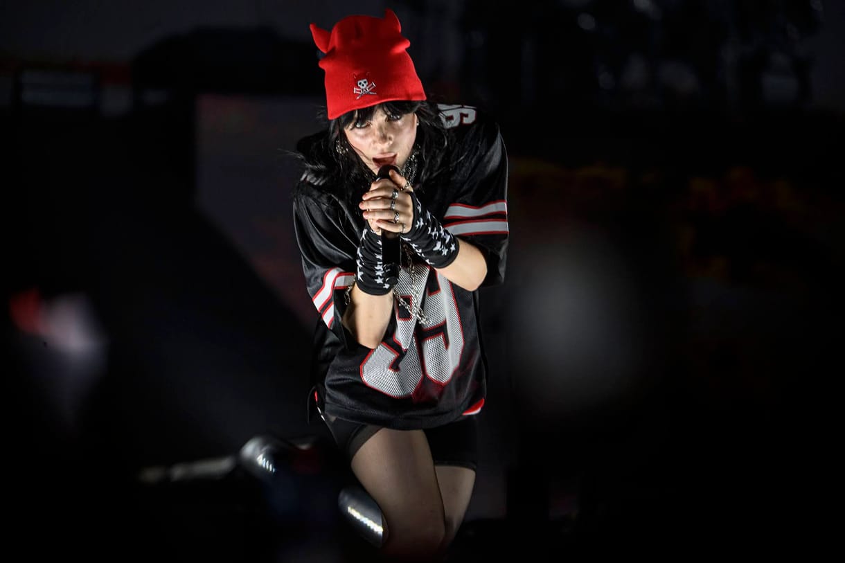 Billie Eilish egy budapesti parfümériában válogatott a Sziget-koncertje után